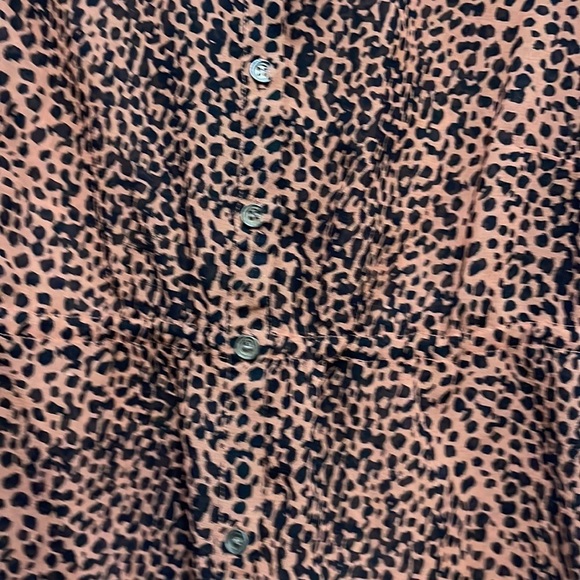 Animal print blouse with roughing in the sleeves. Buttons down the front. - Picture 3 of 4